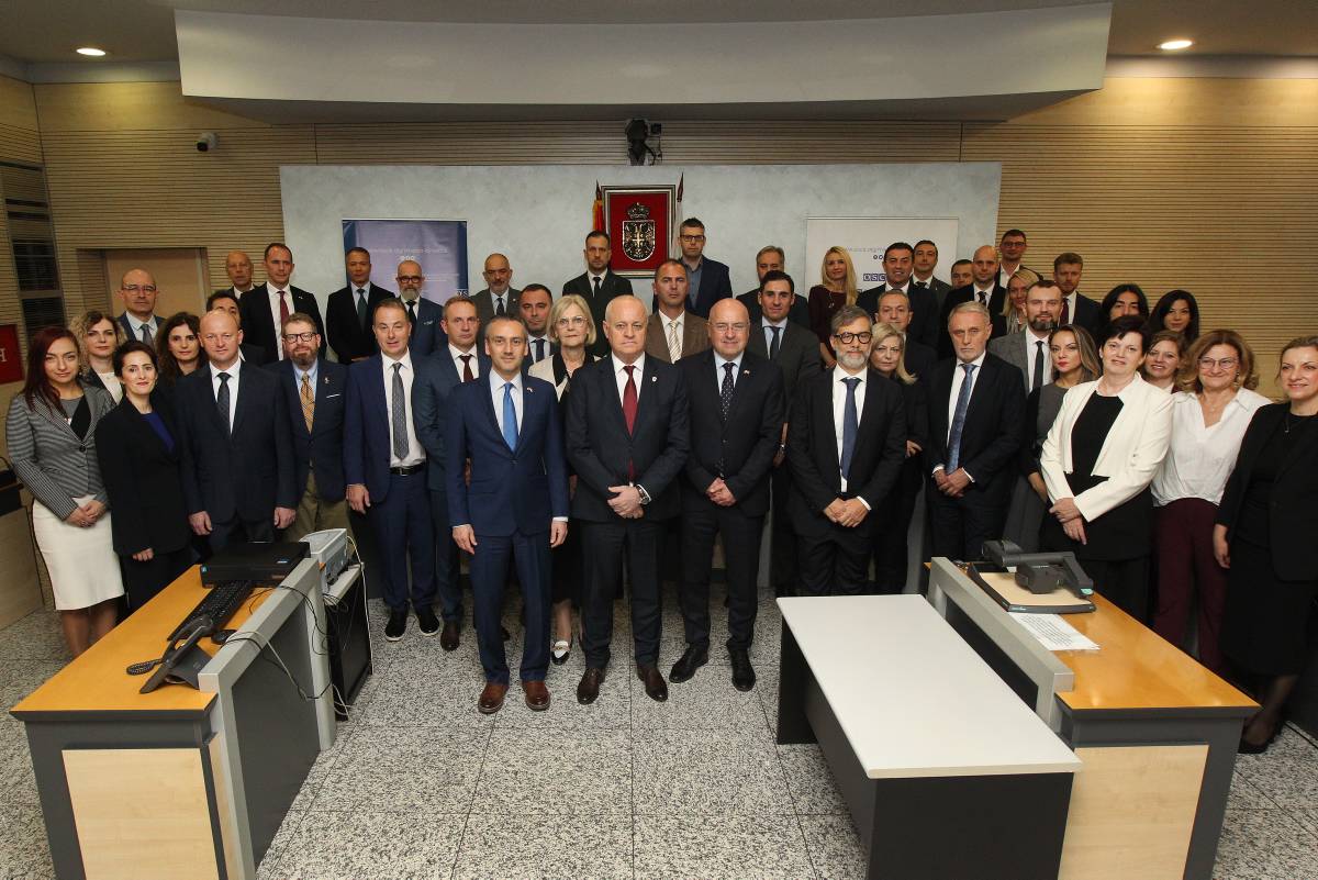 skupinska fotografija na srečanju tožilcev štirinajstih držav v Beogradu