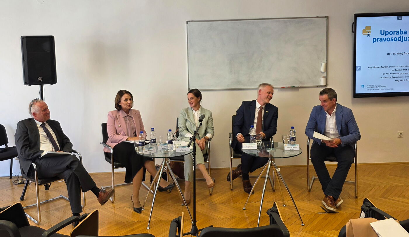 skupinska fotografija udeležencev okrogle mize