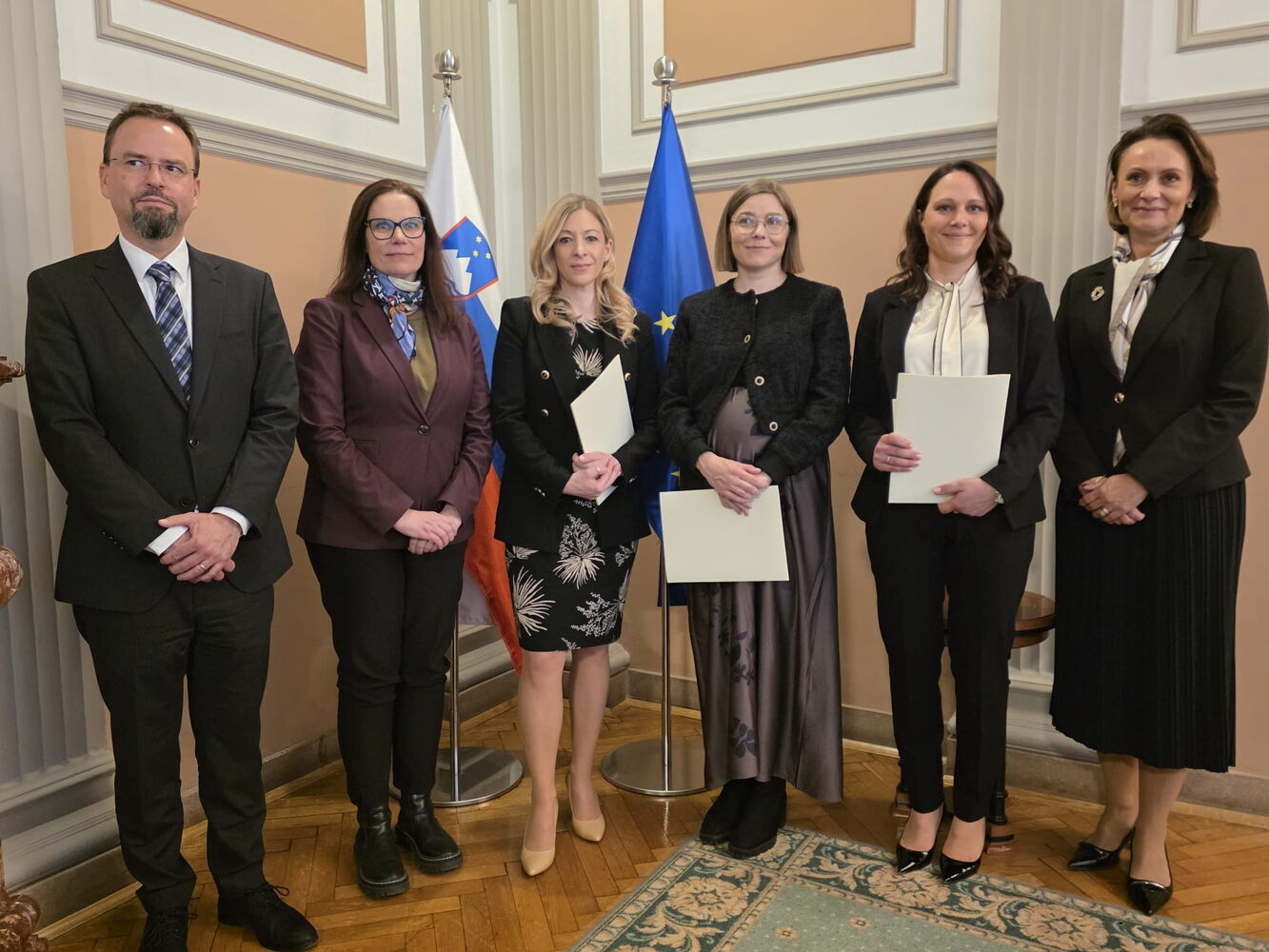 skupinska fotografija ob prisegi treh novih državnih tožilk