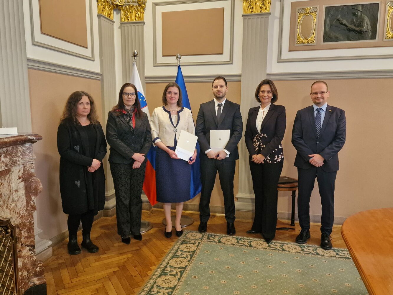 Skupinska fotografija ob prisegi dveh novih državnih tožilcev